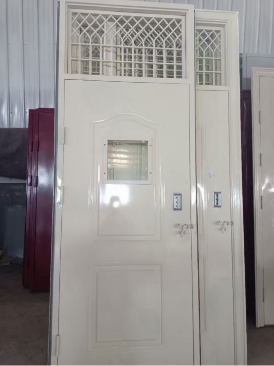 霍尔果斯学校教室门