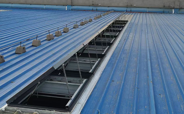 某城市大型商业综合体中庭霍尔果斯排烟窗工程