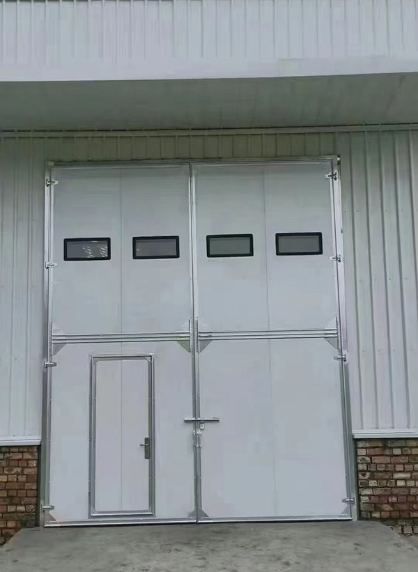 霍尔果斯工业门在设备装配车间出入口的实施记录